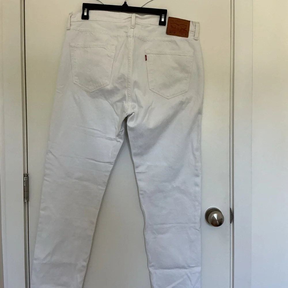Levi's White Jeans with Leather Patch - Picture 3 of 3